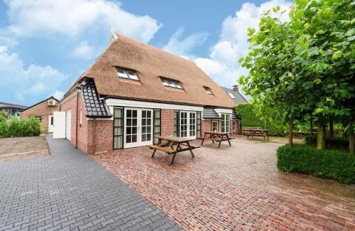 Noardburgum House | 20 pax Farmhouse in Noardbergum with hottub and pub, cleaning included