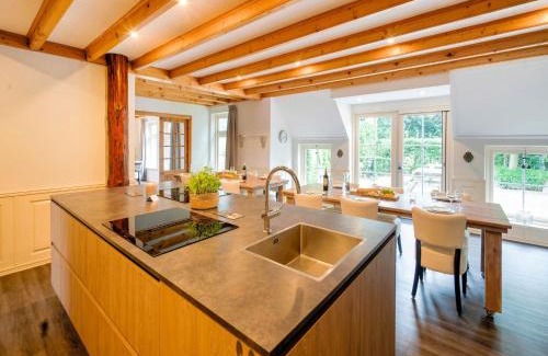 Noardburgum House | 20 pax Farmhouse in Noardbergum with hottub and pub, cleaning included