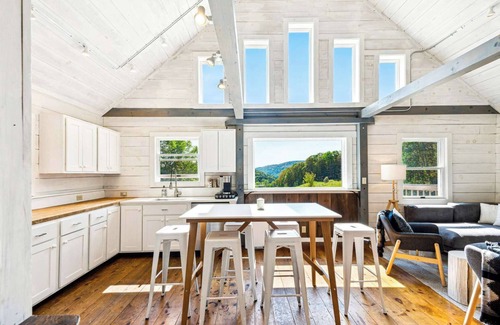 Woodstock House | 200ac, Views! 10min to Town | Scenic Ridge Retreat