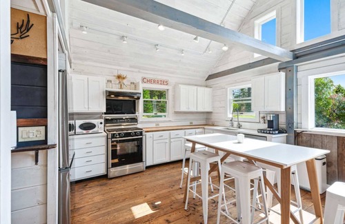 Woodstock House | 200ac, Views! 10min to Town | Scenic Ridge Retreat