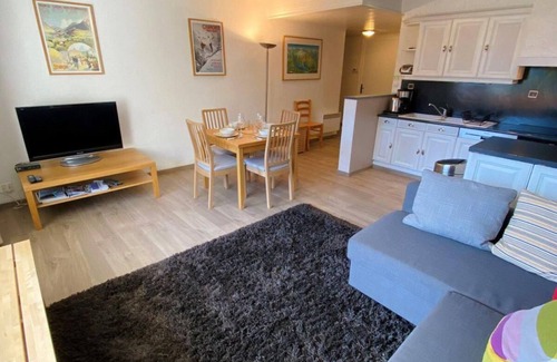 Les Deux Alpes Apartment | 200m from resort center, 2nd floor, view mountain, balcony, tv, ski locker, 60m², Les 2 Alpes