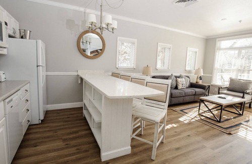 Delavan Lake Condo | 201 - Beautifully Renovated One Bedroom Condo Suite
