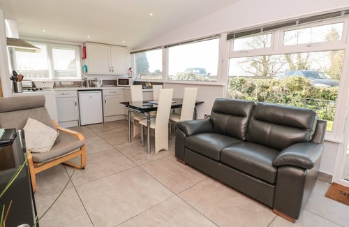 Dartmouth Cottage | 201 Norton Park