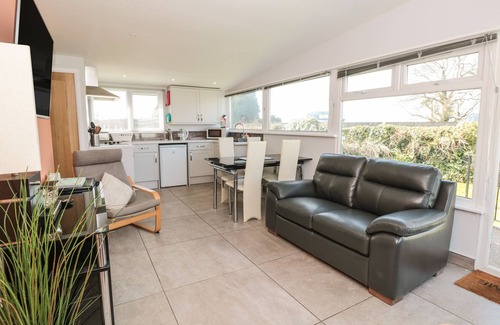 Dartmouth Cottage | 201 Norton Park