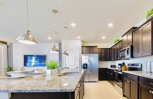 Davenport House | 🌴 2023 Fabulous 5BD - Tiki Bar | Private Pool | 8 Miles to Disney! 🌴