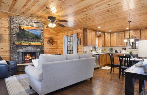 Dahlonega Cabin | 2023 rehabbed Modern Cabin/10 mins to downtown Dahlonega/fire pit