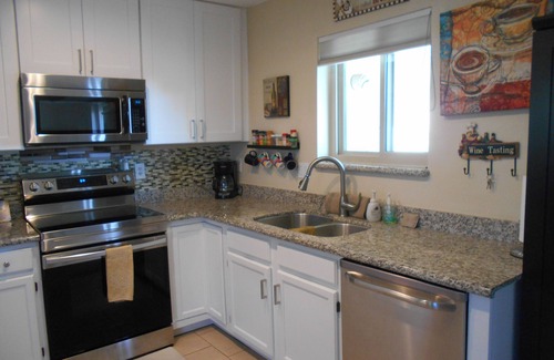 Fountain Hills Condo | 2024 Remodel/Well Equipped 2/2 1st Flr Condo, Walk everywhere location