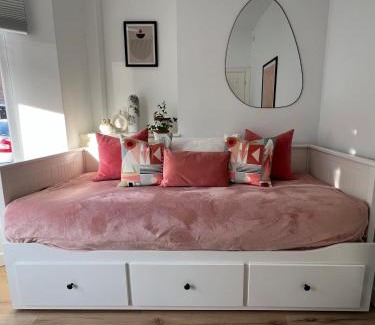 Liverpool House | 2025 Award Winner Liverpool Peach House - 4 Bedrooms