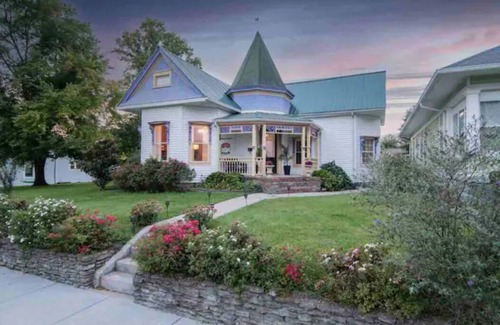 Shelbyville Cottage | 2025 KY Derby 30 min Away ~ Bourbon Trail ~ Hot Tub