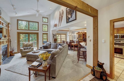 Peak 8 House | 204 m² House ∙ 3 bedrooms ∙ 7 guests