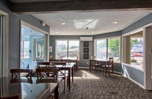 Charlevoix House | 206 Pointes North Inn