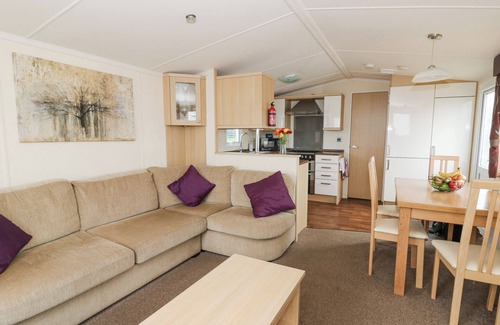 Llanllwchaiarn Cottage | 21 BAY VIEW, pet friendly, with pool in Cross Inn
