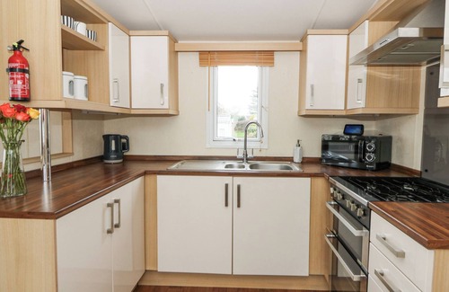 Llanllwchaiarn Cottage | 21 BAY VIEW, pet friendly, with pool in Cross Inn
