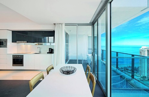 Surfers Paradise Apartment | 21 levels above Hilton hotel Apartment 22106 - 2 bedrooms -Ocean - Wifi