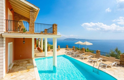 Petaleia Villa | 210 m² Villa ∙ 3 bedrooms ∙ 6 guests