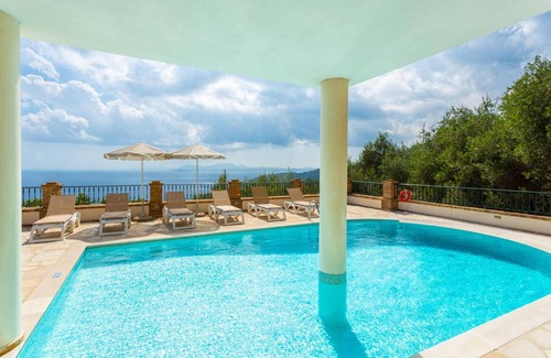 Petaleia Villa | 210 m² Villa ∙ 3 bedrooms ∙ 6 guests