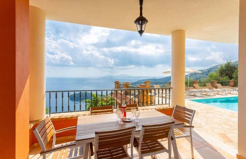 Petaleia Villa | 210 m² Villa ∙ 3 bedrooms ∙ 6 guests