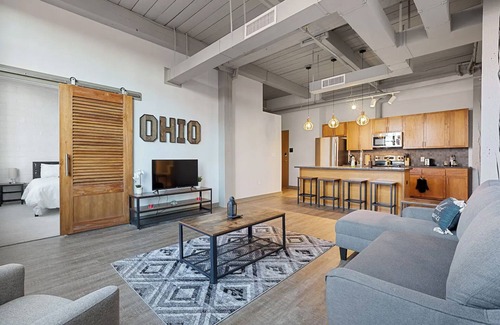 Downtown Cleveland Apartment | 2125 Superior Living
