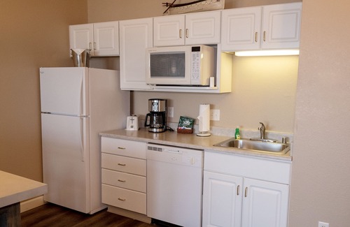 Delavan Lake Condo | 217 - One Bedroom Lake View Condo Suite