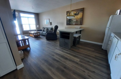 Delavan Lake Condo | 217 - One Bedroom Lake View Condo Suite
