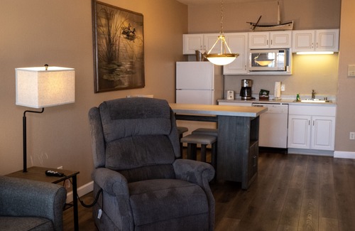 Delavan Lake Condo | 217 - One Bedroom Lake View Condo Suite