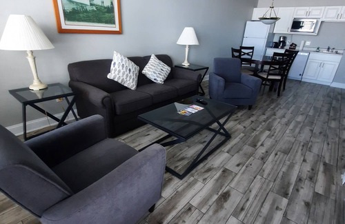 Delavan Lake Condo | 219 - One Bedroom Lake View Condo Suite