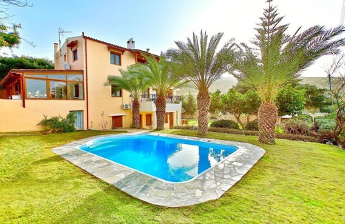 Karteros Villa | 220 m² Villa ∙ 5 bedrooms ∙ 11 guests