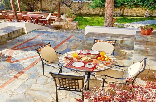 Karteros Villa | 220 m² Villa ∙ 5 bedrooms ∙ 11 guests