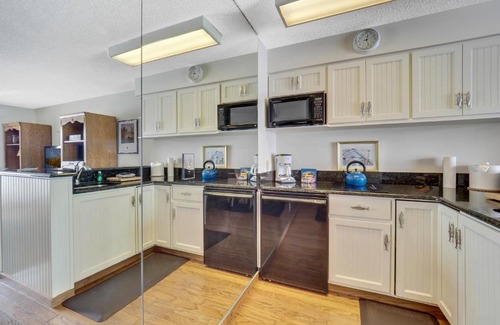 Charlevoix House | 222 Edgewater Inn