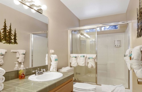 Castle Glen Estates Cabin | 2220-castle Glen Gem 3 Bedroom Home by Redawning