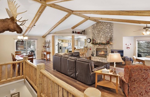 Castle Glen Estates Cabin | 2220-castle Glen Gem 3 Bedroom Home by Redawning