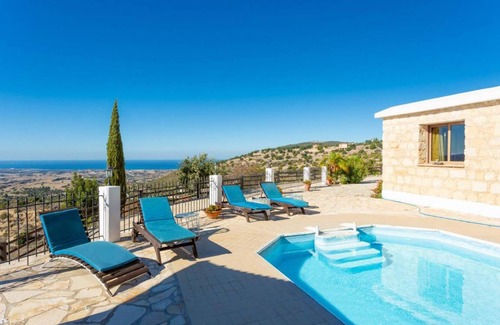 Peristerona Villa | 225 m² Villa ∙ 3 bedrooms ∙ 7 guests