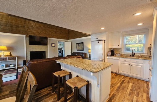 Anderson House | 228 Lakeland