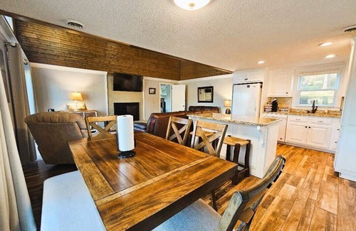 Anderson House | 228 Lakeland