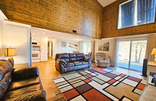Anderson House | 228 Lakeland