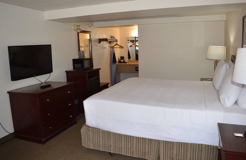Columbia Falls Hotel | #23- ONE KING BED in Charming hotel with WiFi and AC in welcoming Columbia Falls