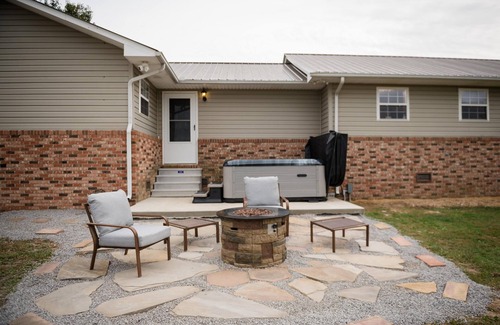 Henagar House | 2300 sq ft home nestled in NE Alabama. Pet friendly! Hot tub! Game Room!