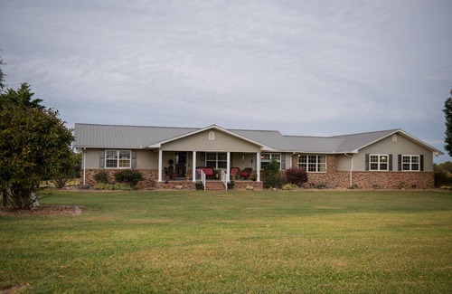 Henagar House | 2300 sq ft home nestled in NE Alabama. Pet friendly! Hot tub! Game Room!
