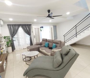 Kemayan Square House | 232 Permai Duyung Family Gathering