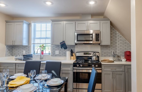 Dorchester Apartment | 233-3 - 4BR Boston - Peaceful Escape near Park Zoo