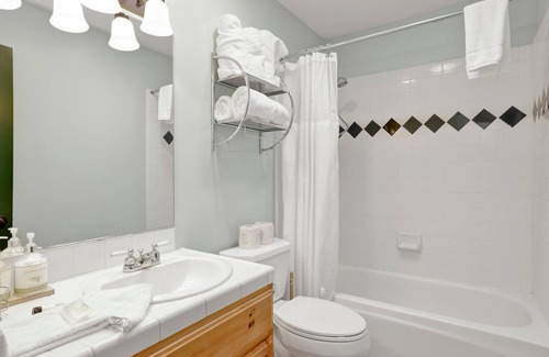 Upper Moonridge Cabin | 2345-alameda Landing 3 Bedroom Chalet by RedAwning
