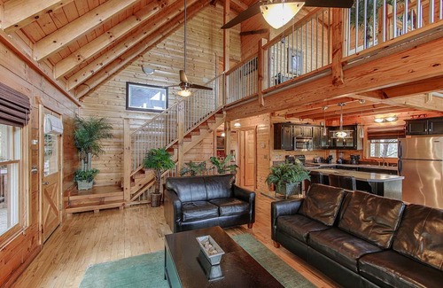 Pigeon Forge Cabin | 239 m² Cabin ∙ 3 bedrooms ∙ 10 guests