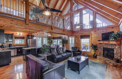 Pigeon Forge Cabin | 239 m² Cabin ∙ 3 bedrooms ∙ 10 guests