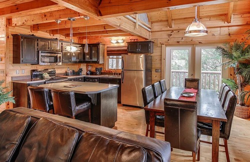 Pigeon Forge Cabin | 239 m² Cabin ∙ 3 bedrooms ∙ 10 guests