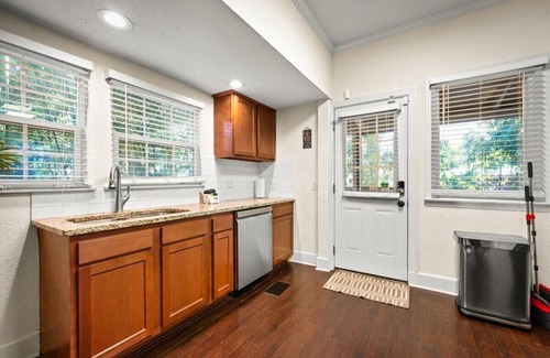 Urban Core House | 240- Sleeps 10, Centrally Located, Fenced Yard, Pet & Family Friendly