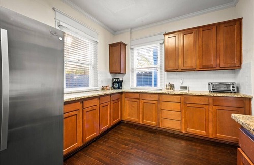Urban Core House | 240- Sleeps 10, Centrally Located, Fenced Yard, Pet & Family Friendly