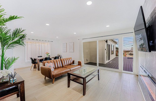 South San Mateo Apartment | 246A- Modern 3B2B w/Deck & View by Hillsdale Mall