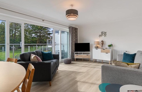 Saundersfoot Apartment | 25 Coedrath Park - Sea Views from Balcony, Short Walk to Beach, Parking
