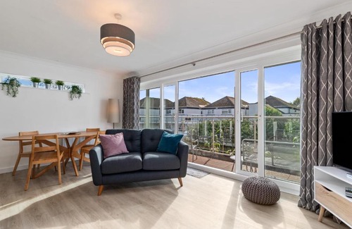 Saundersfoot Apartment | 25 Coedrath Park - Sea Views from Balcony, Short Walk to Beach, Parking