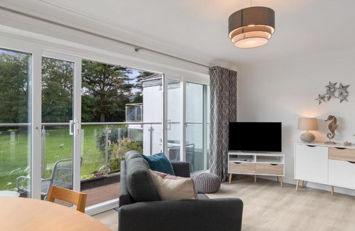 Saundersfoot Apartment | 25 Coedrath Park - Sea Views from Balcony, Short Walk to Beach, Parking